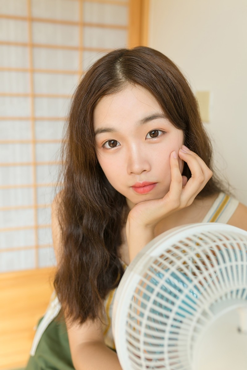 小清新美女吊带香肩短裤美腿白嫩肌肤私房写真