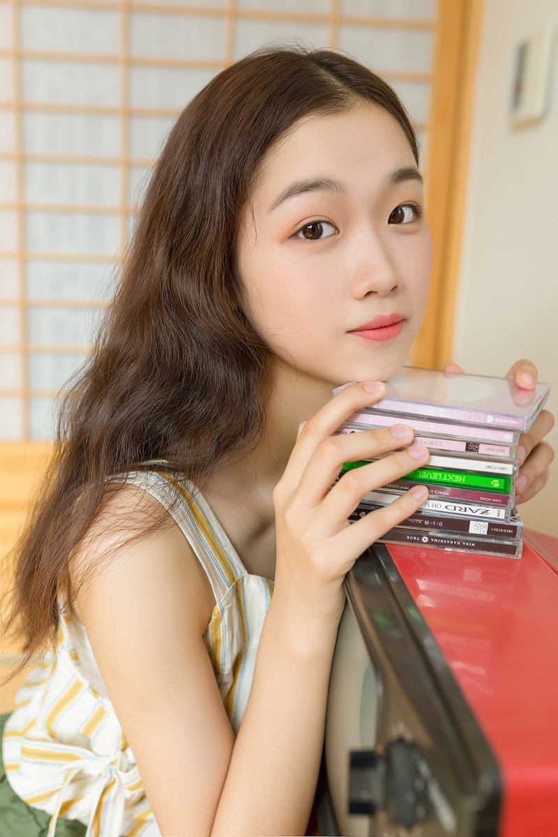 小清新美女吊带香肩短裤美腿白嫩肌肤私房写真