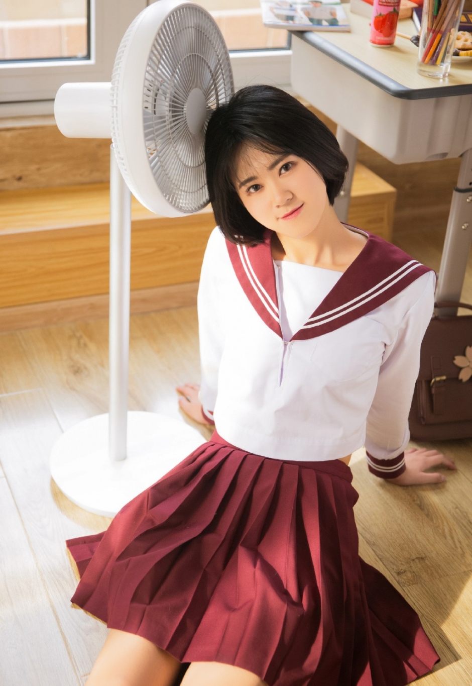 清纯短发美女学生制服短裙美腿甜美气质唯美写真