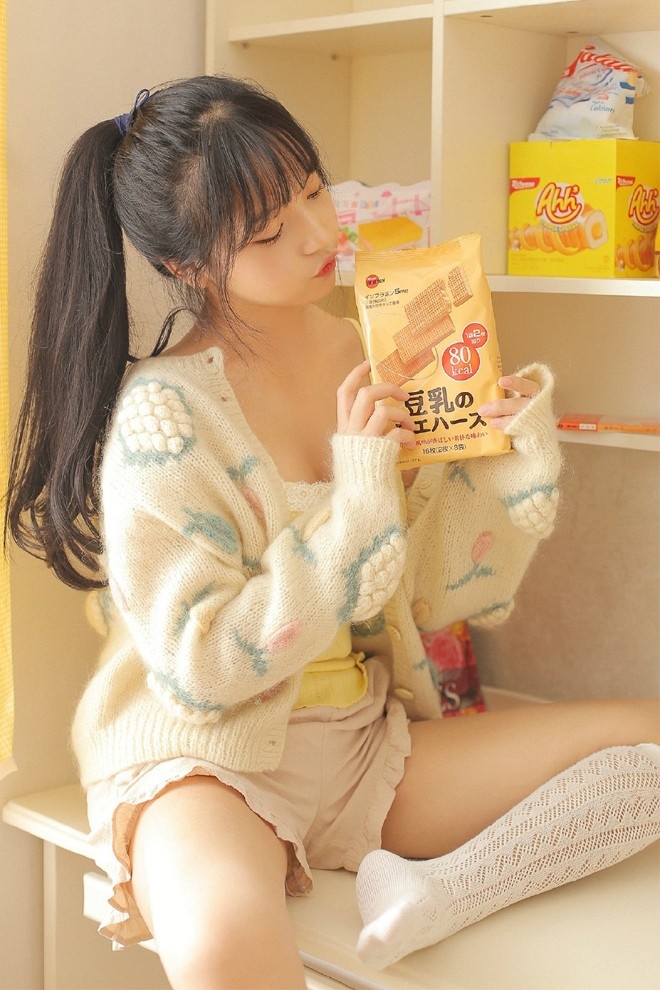 妙龄美少女白丝美腿丰乳翘臀媚眼如丝私房写真