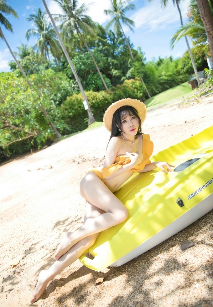 度假美女性感比基尼酥胸丁字裤人体嫩鲍诱惑写真