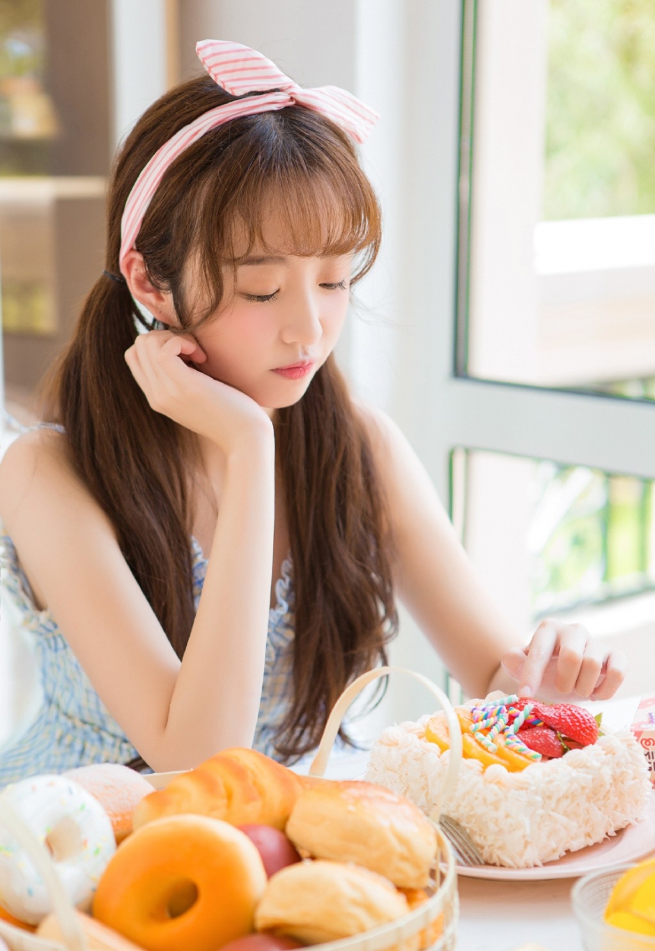 空气刘海美女吊带美胸短裙长腿媚眼如丝唯美写真