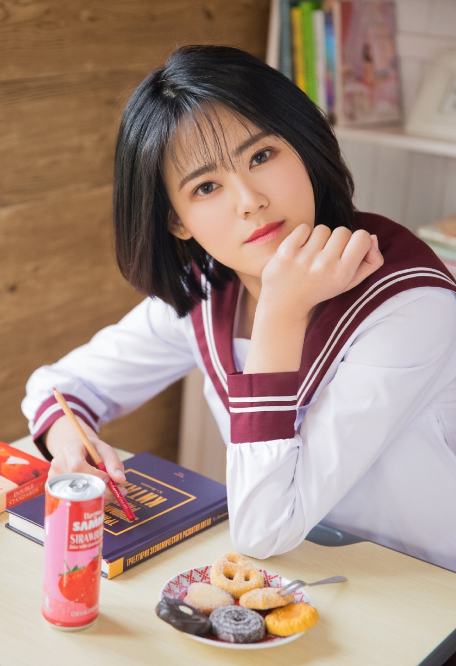清纯短发美女学生制服短裙美腿甜美气质唯美写真