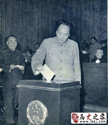 1959年刘少奇当选国家主席后为何脸上没有一点笑容