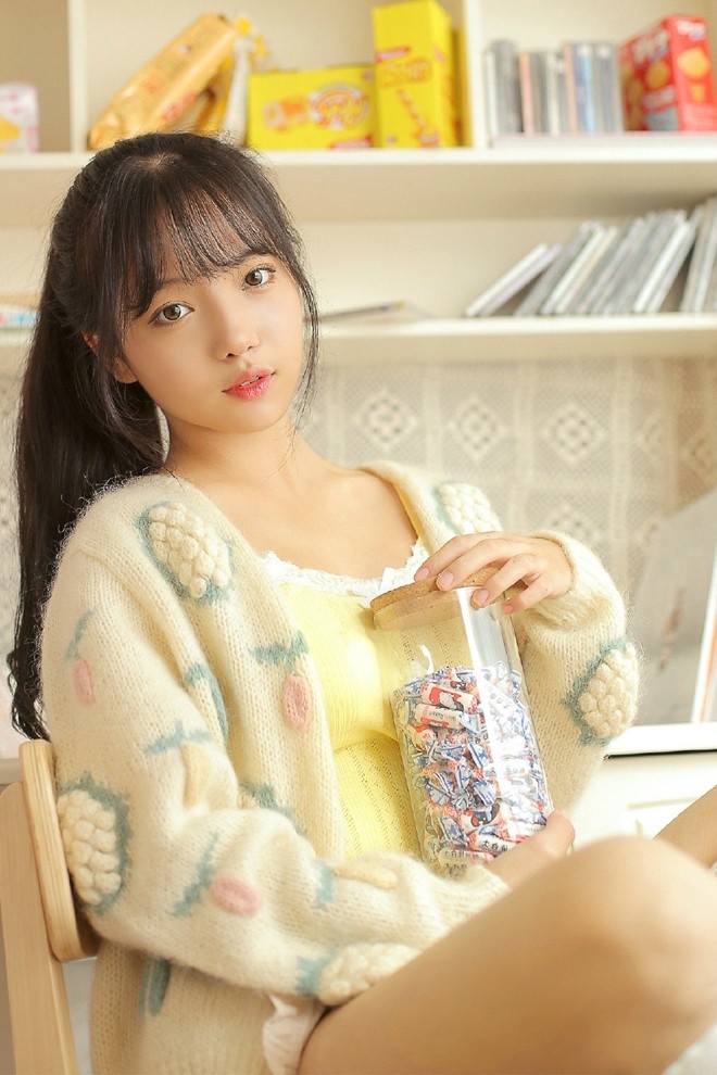 妙龄美少女白丝美腿丰乳翘臀媚眼如丝私房写真