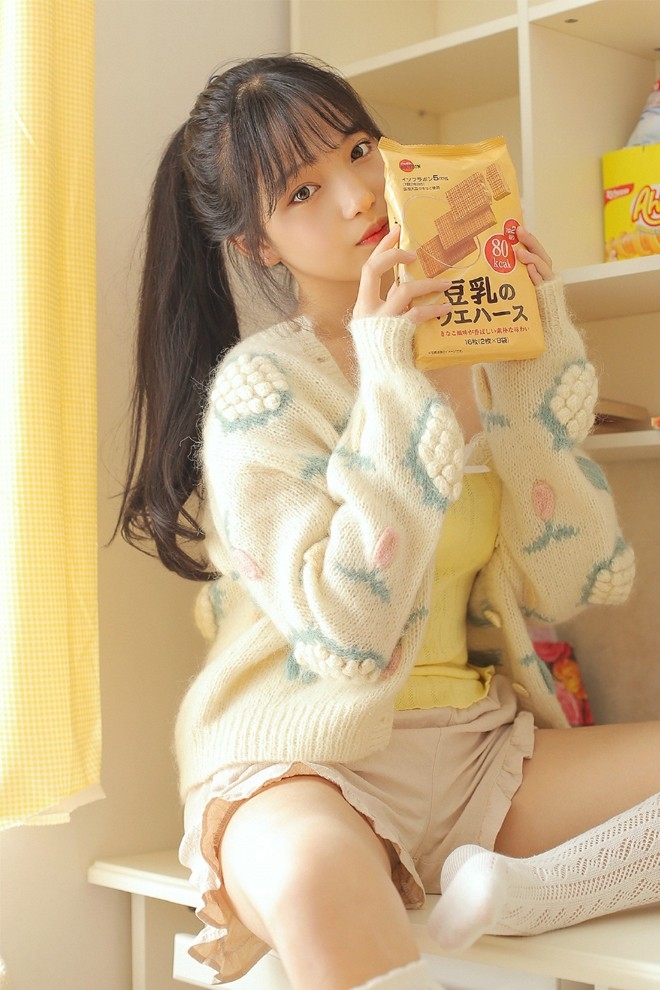 妙龄美少女白丝美腿丰乳翘臀媚眼如丝私房写真