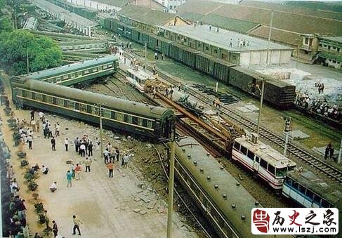 中国铁路史上最惨烈的灾难事故之一中国杨庄站列车相撞事故始末