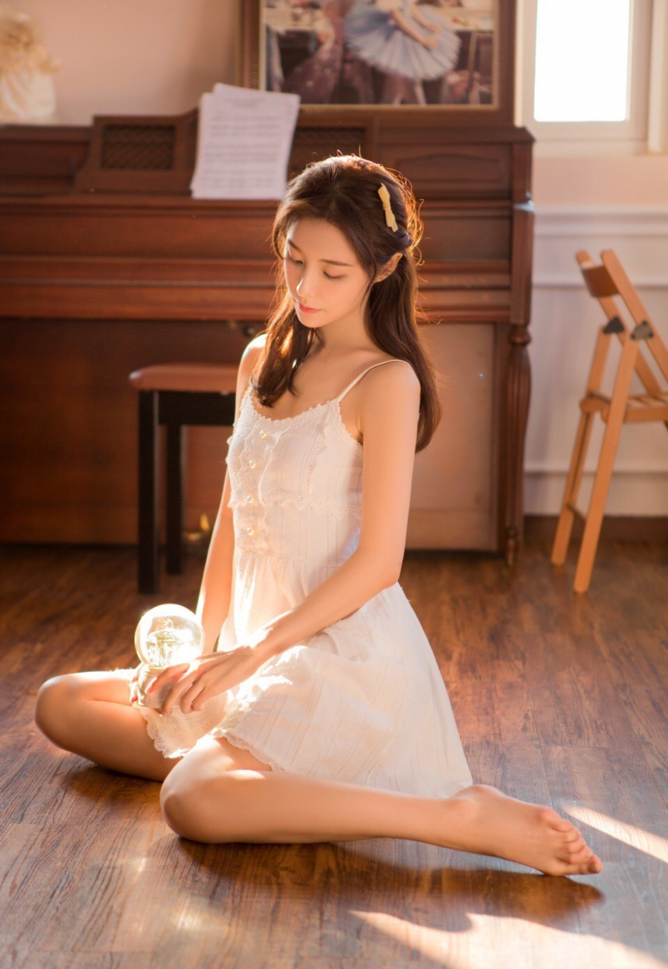 白色吊带短裙清纯美少女惹火身材白嫩肌肤气质写真