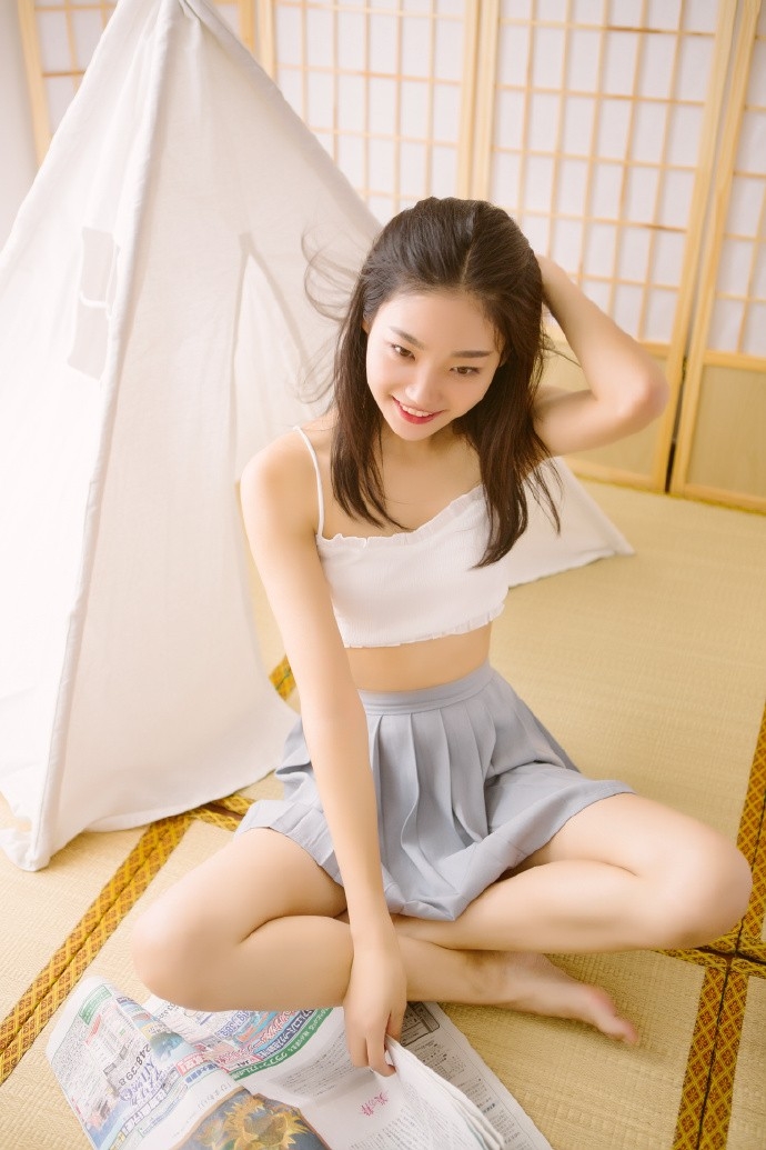 超短裙美腿妙龄美少女吊带美乳白嫩雪肌私房写真