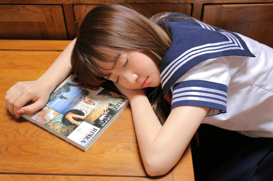 清纯校花美女水手制服裤袜美腿诱惑白嫩肌肤性感写真