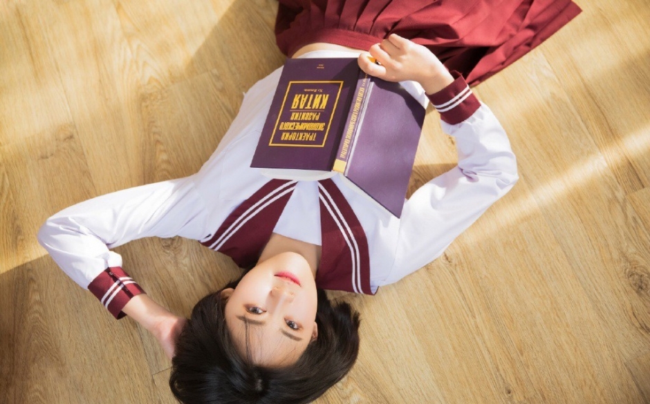 清纯短发美女学生制服短裙美腿甜美气质唯美写真