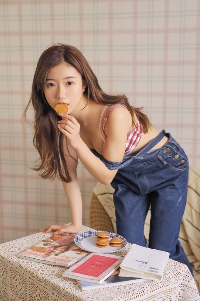 情趣内衣美女背带裤滑落性感香肩白嫩酥胸惹火写真