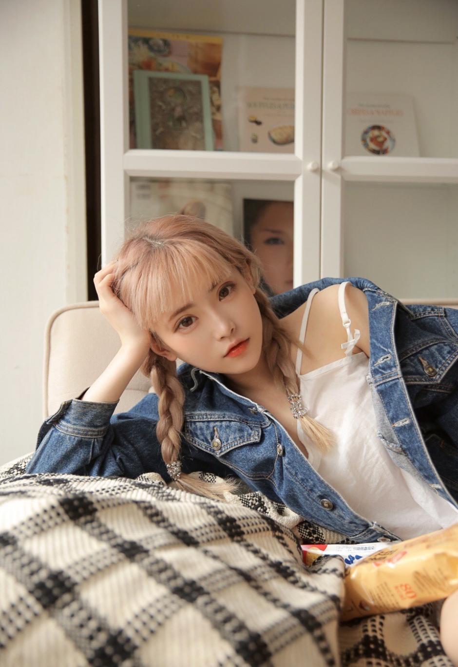 金发大眼美女牛仔外套烈焰红唇白皙美腿性感写真