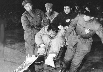 1966 年12 月24 日，罗瑞卿被批斗后，由四个戴着红卫兵袖章的大汉用箩筐抬着，左脚缠着厚厚的绷带。