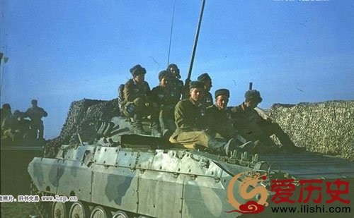 乘坐装甲车围剿游击队的苏军。从脸上看出来已经明显没什么士气了。