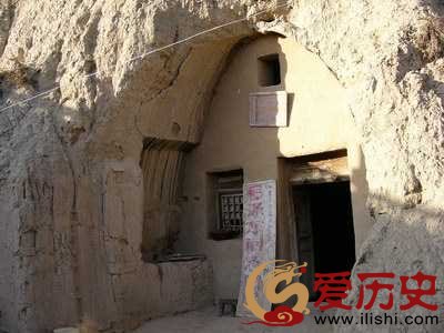 彭阳县古城镇小岔村张友仁家的窑洞,是毛主席长征途中第一次住的窑洞