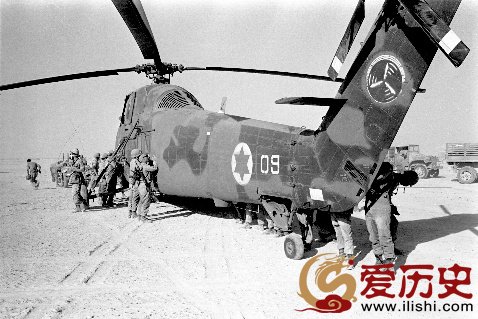 1967年“六日战争”中，以色列大胆使用直升机运载小规模空降兵进行穿插迂回，取得了显赫战果。图为当时在西奈半岛作战的以军S-58直升机。
