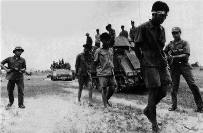 1979年越南士兵押送柬埔寨俘虏