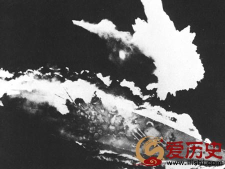 1945年3月19日，“大和”号战列舰被美国“黄蜂”号航空母舰上的舰载机轰炸 