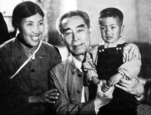 周恩来1961年的年夜饭：只有小米稀饭和大包子