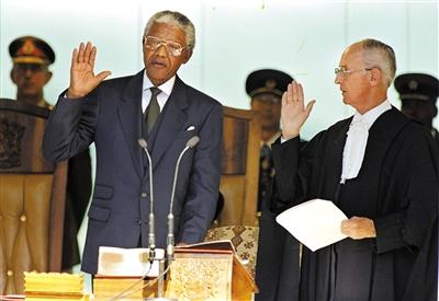 1994年5月，曼德拉宣誓就任南非总统。他任一届后便卸任。