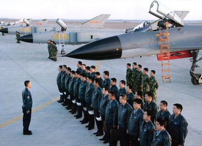 解放军虽然不拒绝引进先进装备，但也注重消化吸收和自行生产。图为国产的歼-11战斗机