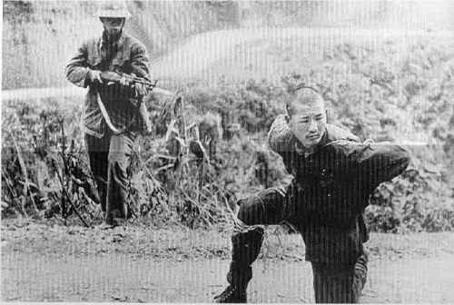 对越自卫反击战中的震撼场面 (点击看更多)
