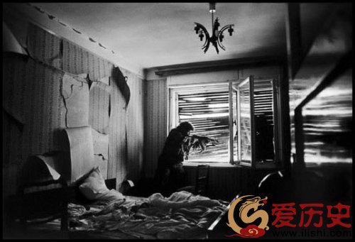 波斯尼亚,1993 - 在Mostar的种族清洗运动中,一名克罗地亚民兵正在冲他的穆斯林邻居射击