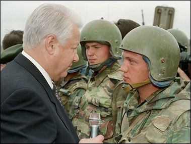 1996年5月28日，叶利钦在车臣首府格罗兹尼接见俄罗斯特种部队士兵