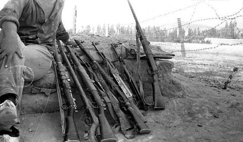 苏军缴获的阿富汗游击队武器。几十年来，阿富汗游击队似乎一直在用远远落后于时代的装备来诉说他们的要求。