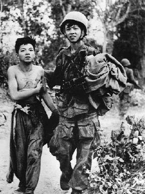 第一次印度支那战争中，法国人利用南部越南来对付越南北部，图为南部越南士兵押送北部俘虏。
