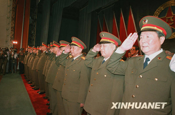 军事历史回忆：毛泽东为什么要取消军衔制？