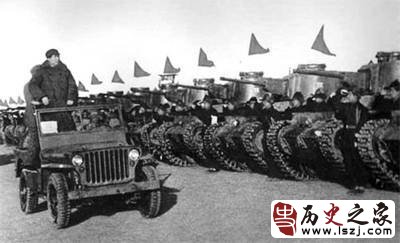 1949年毛泽东检阅坦克部队。.jpg