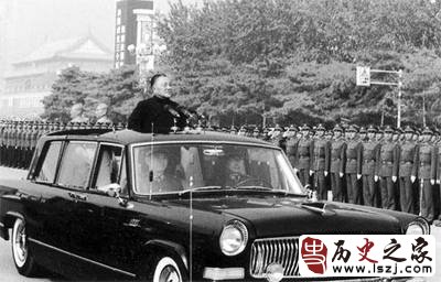 1984年邓小平检阅三军。.jpg