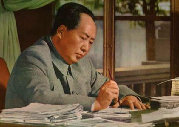 残暴“瘟君”的覆灭情况下毛泽东曾写过意义重大的两首诗