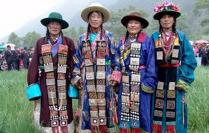 西藏服装用什么材料做的？藏戏服饰的特点介绍