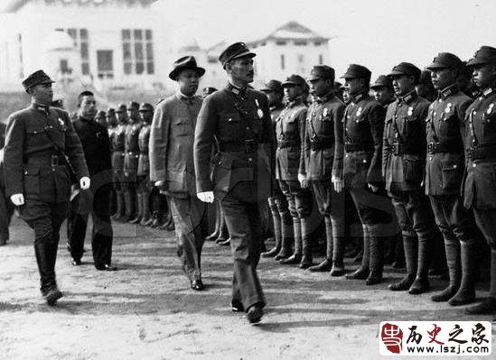 蒋介石麾下猛将，打日本每战必胜，打八路军次次输