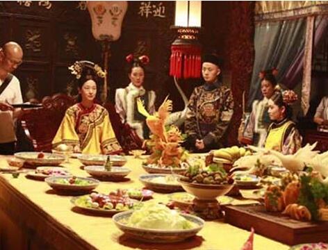 春节吃年夜饭风俗的来历：吃年夜饭要关门的传说