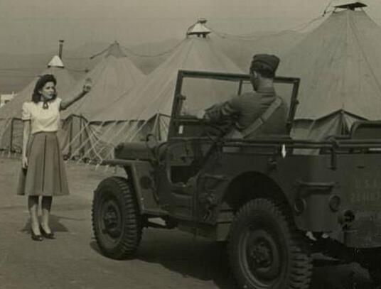 二战期间上前线献吻劳军的玛丽莲梦露经典照片