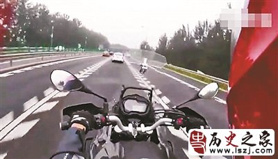 高速上演“摩托大战轿车” 画面真是够精彩的摩托车骑手脚踹汽车