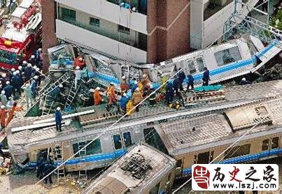 日本兵库县尼崎市发生特大列车脱轨事故也称“福知山线脱线事故”