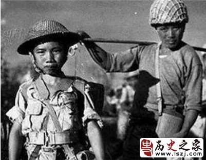 【图】抗战老照片：抗战中被俘的娃娃兵与多名日军对视