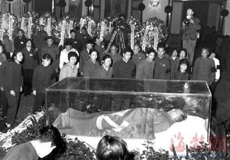 毛泽东追悼会照片：毛泽东逝世后遗体是如何处理的内幕