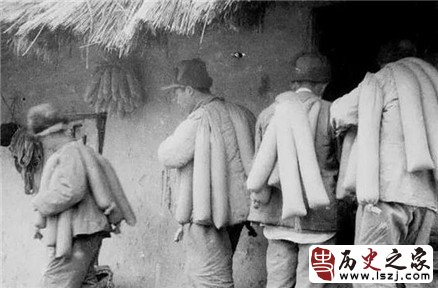 【图】志愿军在朝作战的珍贵老照片：志愿军战士在坑道里包饺子