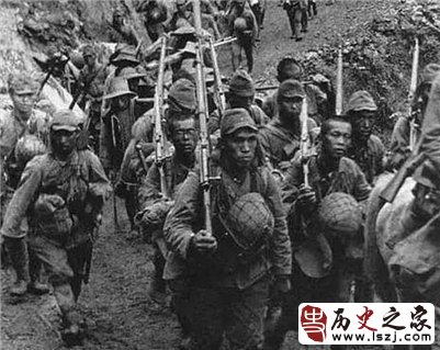 【组图】珍贵的战争历史照片：二战时行军中的日本兵们