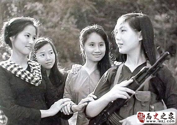 【老照片】越南各时期女兵黑白照，原来里面真空不是谣言
