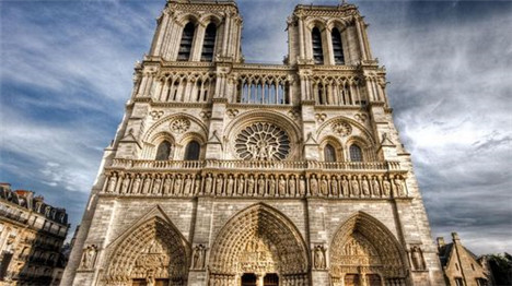 巴黎圣母院的艺术特色是什么？评价如何？