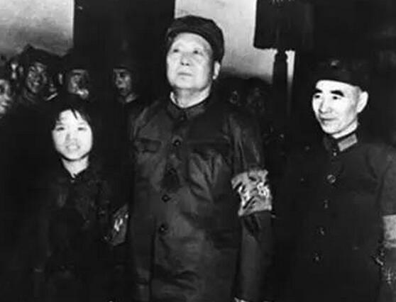 1966年毛泽东在天安门城楼单独接见的女中学生是谁？