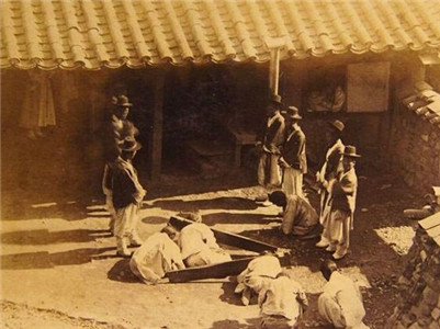 【图】1904年的朝鲜仁川旧照：朝鲜衙役用刑处罚犯人