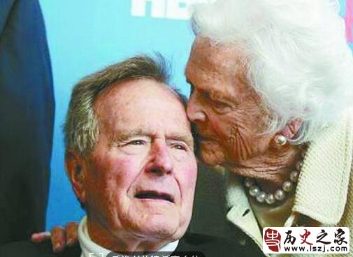 美国前总统老布什庆祝93岁生日 老伴笑说“已经把降落伞藏起来了”